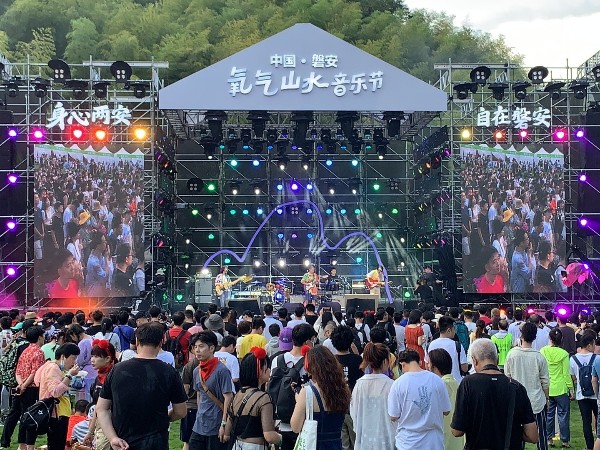 在你看到這場舞臺搭建效果圖之前，千萬不要選其他