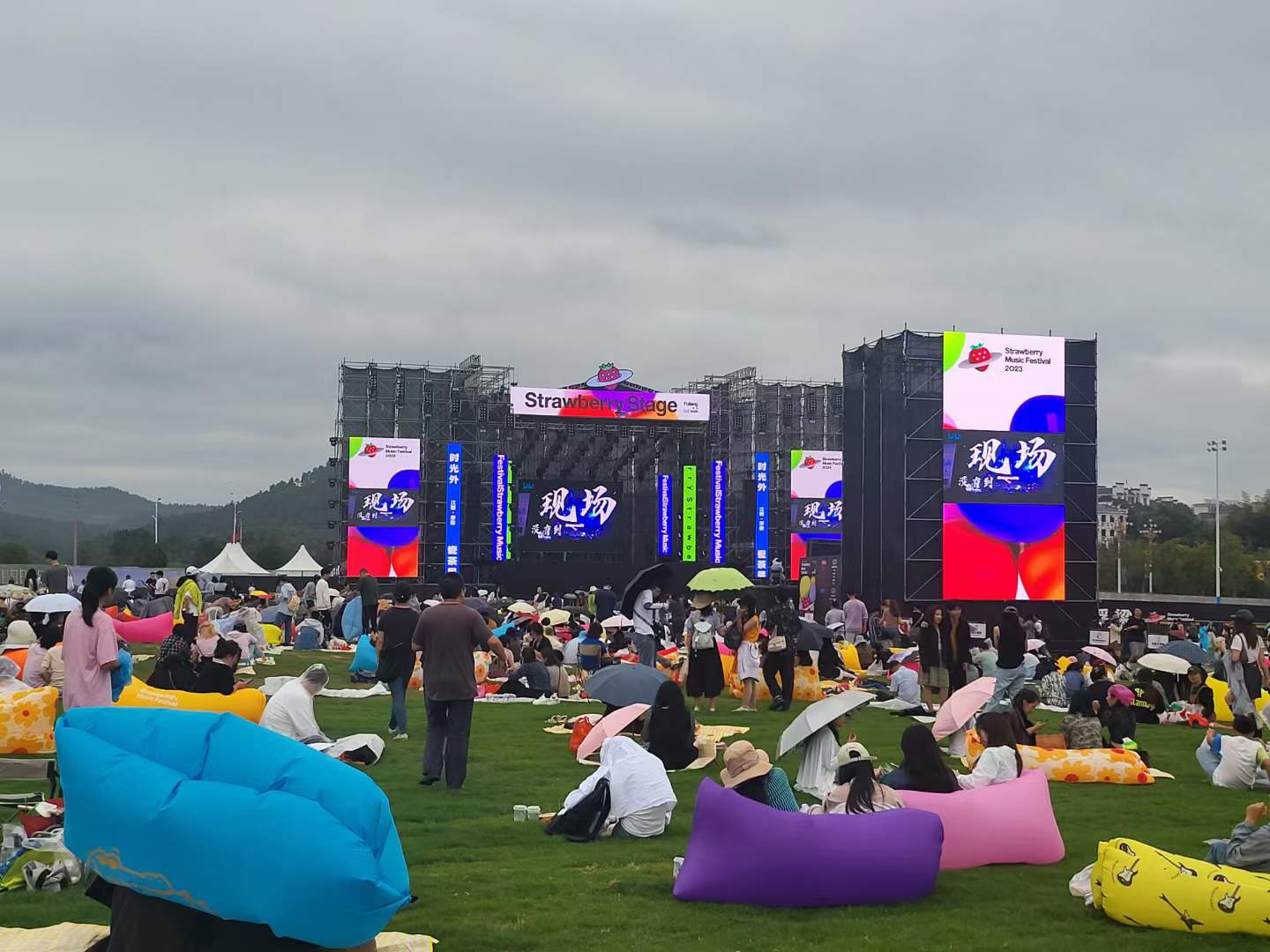 為什么他家的演出舞臺(tái)燈光租賃設(shè)備受歡迎呢？